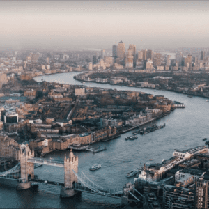 rejseplakat af Londons Tower Bridge med smuk udsigt over Themsen