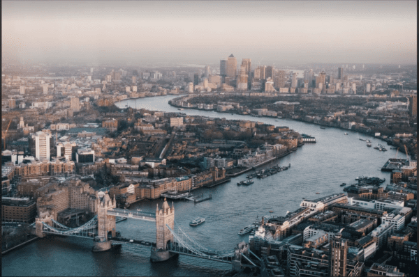 rejseplakat af Londons Tower Bridge med smuk udsigt over Themsen
